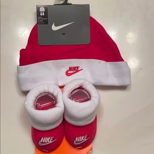 Nike infant hat and booties -NWT
